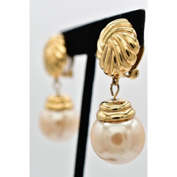 Vintage Pearl Drop Clip On Earrings Dangle Gold Tone Heavy Chunky 1980s BinAI - Picture 2 of 12